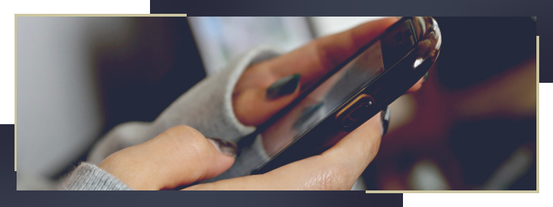 スマホを確認する